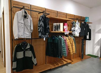 企業因更新設備低價處理商場服裝店貨柜